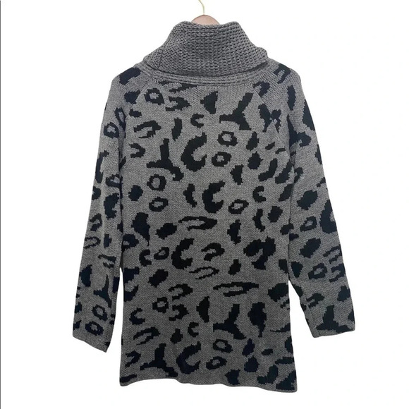 NWT Grecerelle Sweater Gray Cheetah Cowl Neck Asymmetric Button Tulip Hem Size M - Picture 3 of 9